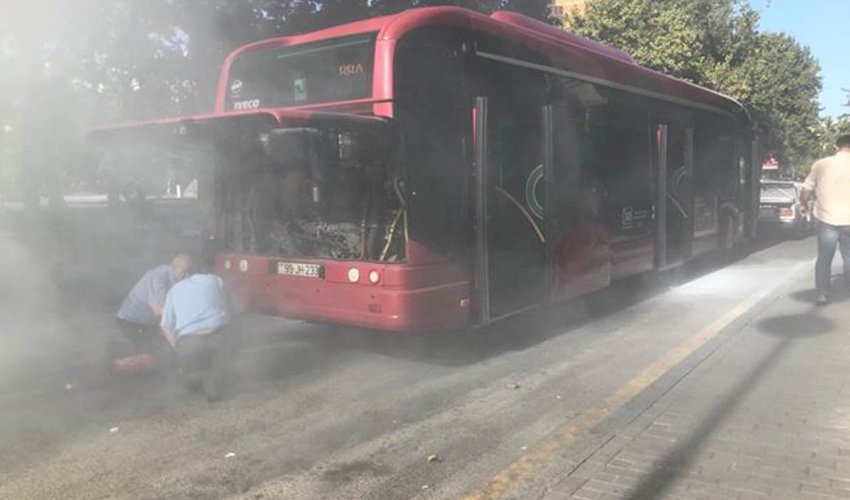 “Baku Bus”ın avtobusunda tüstülənmə olub - VIDEO “Baku Bus”ın avtobusunda tüstülənmə olub - VIDEO