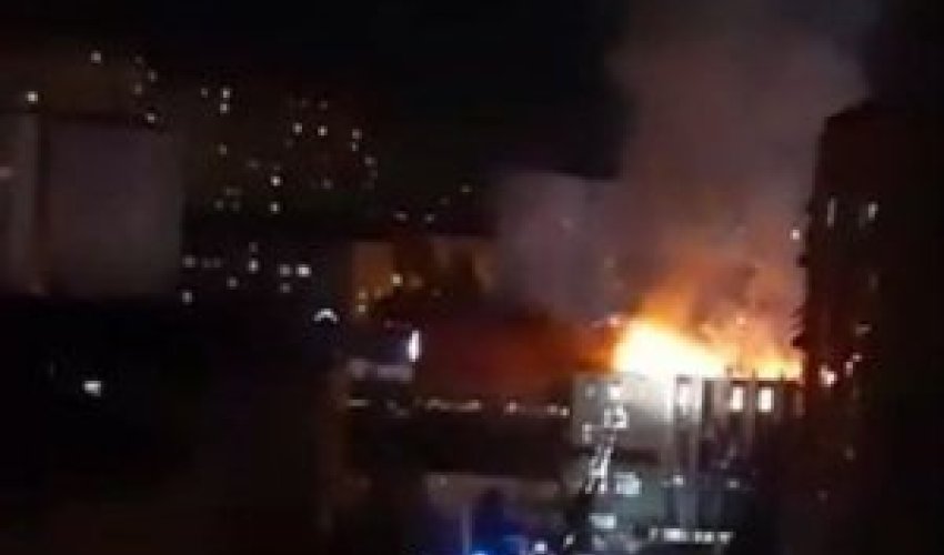 Sumqayıtda şadlıq evində yanğın: 360 nəfər təxliyə olundu - VİDEO Sumqayıtda şadlıq evində yanğın: 360 nəfər təxliyə olundu - VİDEO