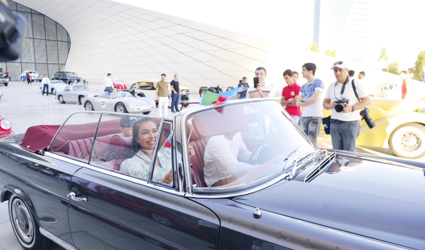 Vice President of Heydar Aliyev Foundation Leyla Aliyeva attends exhibition, parade of classic cars (PHOTO)