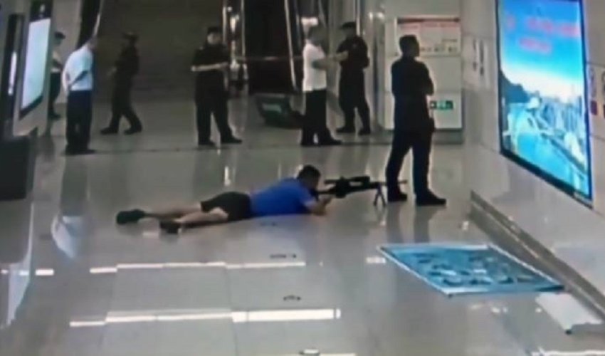 Çində snayper metroda girov qadını belə xilas etdi - VİDEO Çində snayper metroda girov qadını belə xilas etdi - VİDEO