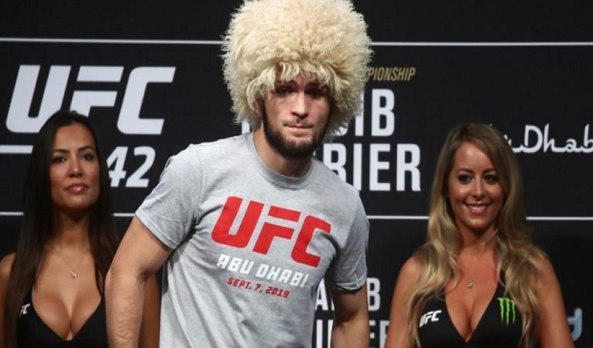 Həbib döyüş üçün tərəziyə çılpaq çıxdı — VİDEO  