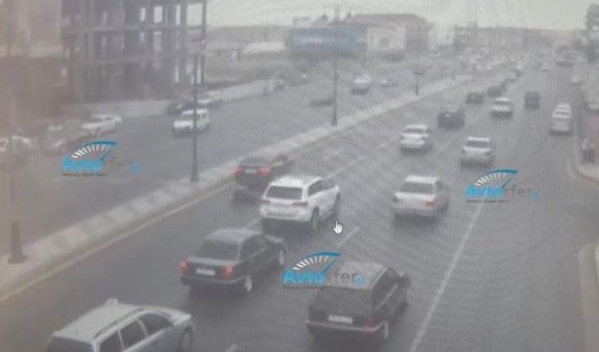 Maşınların arasından yolu keçən qadını avtomobil vurdu - ANBAAN VIDEO Maşınların arasından yolu keçən qadını avtomobil vurdu - ANBAAN VIDEO