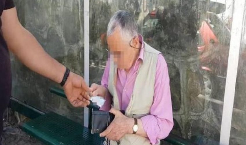 Avtobus dayanacağında şok hadisə: Məktəbli uşaqlara pul verib təcavüz edirmiş - VİDEO Avtobus dayanacağında şok hadisə: Məktəbli uşaqlara pul verib təcavüz edirmiş - VİDEO