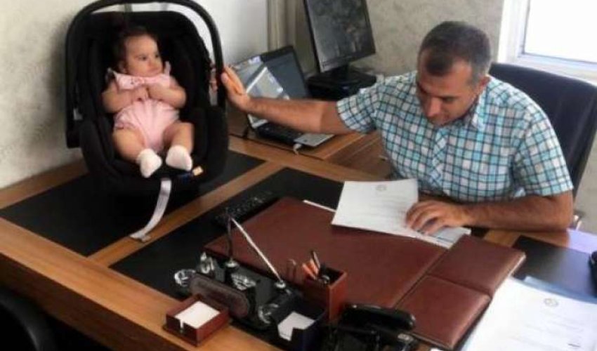 Direktor məktəbdə müəllimənin uşağına baxır o, isə dərsini keçir - FOTO