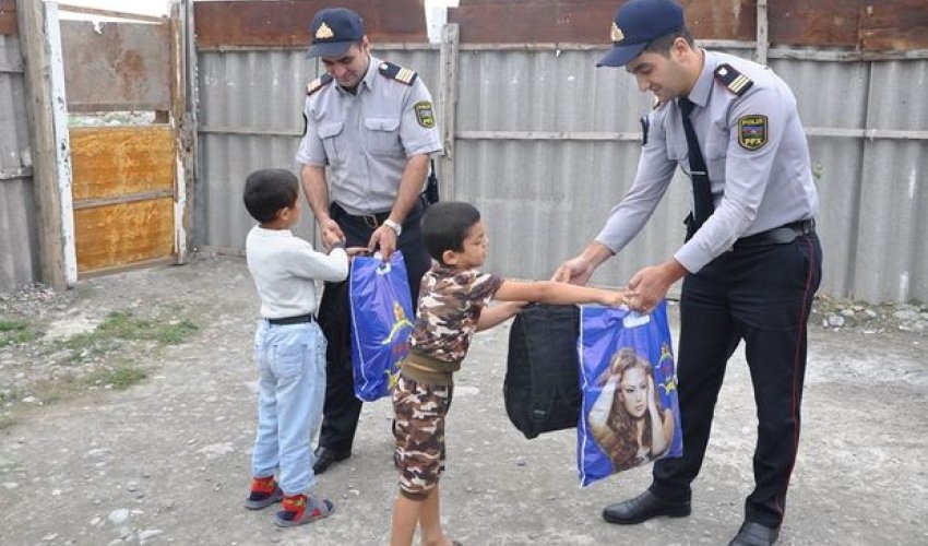 Göyçayda polis aztəminatlı ailələrin uşaqlarını sevindirdi - FOTO Göyçayda polis aztəminatlı ailələrin uşaqlarını sevindirdi - FOTO