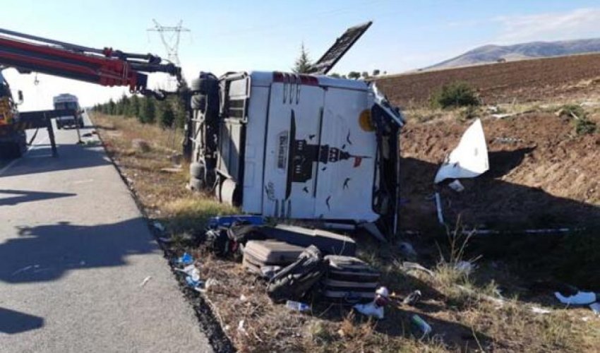 SON DƏQİQƏ! Sərnişin avtobusu AŞDI - 1 ölü, 40 yaralı var ( FOTOLAR) SON DƏQİQƏ! Sərnişin avtobusu AŞDI - 1 ölü, 40 yaralı var ( FOTOLAR)