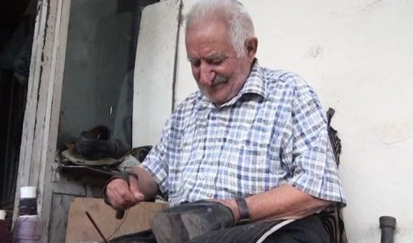 85 yaşlı pinəçinin Almaniyadan alınmış 65 illik yol yoldaşı - VİDEO 85 yaşlı pinəçinin Almaniyadan alınmış 65 illik yol yoldaşı - VİDEO