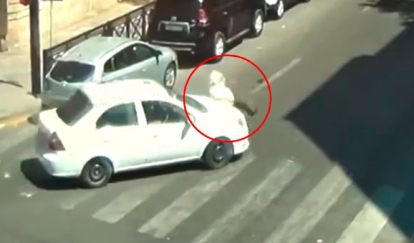 Bakıda taksi sürücüsü piyada keçidində yaşlı kişinin üstündən belə keçdi – ANBAAN VİDEO Bakıda taksi sürücüsü piyada keçidində yaşlı kişinin üstündən belə keçdi – ANBAAN VİDEO