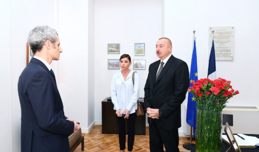 İlham Əliyev və xanımı Fransa səfirliyində İlham Əliyev və xanımı Fransa səfirliyində