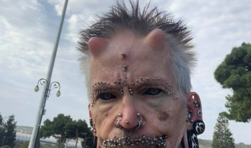 Bakıda diqqətçəkən turist - Dodağında 94 pirsinq var + FOTOLAR