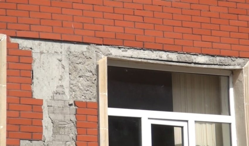 Azərbaycanda yeni istifadəyə verilən məktəb çökür - FOTO