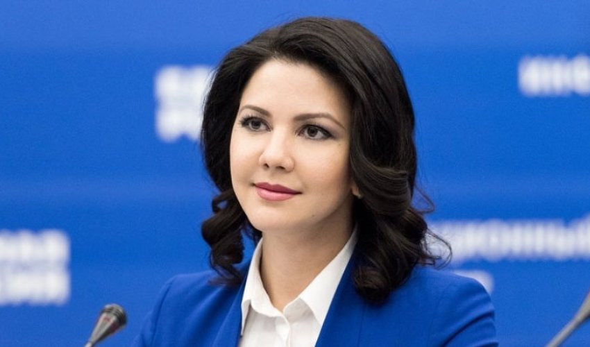 FTB deputatı aeroportda saxlayıb dindirdi, restoranda görüş təklif etdi