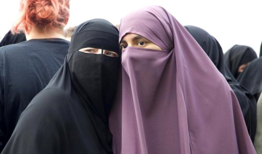 Hollandiyada hicab qadağası antiİslamı gücləndirir Hollandiyada hicab qadağası antiİslamı gücləndirir