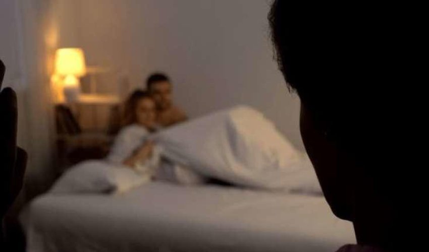 Kəpəz qəsəbəsində DƏHŞƏT - Polis anasını iş yoldaşı ilə intim əlaqədə olarkən tutdu - FOTO