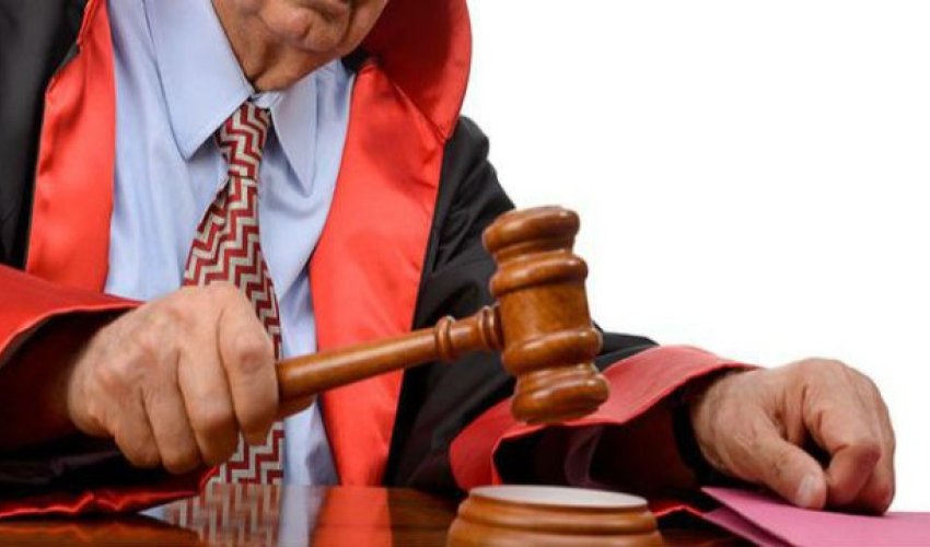 Ədalətsiz qərar çıxaran hakim məhkəmə zalında intihara cəhd etdi Ədalətsiz qərar çıxaran hakim məhkəmə zalında intihara cəhd etdi