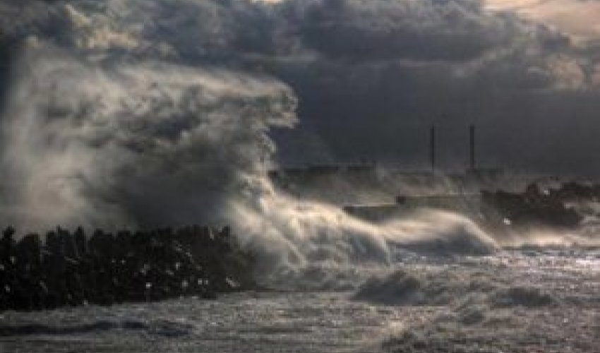 Xəzərdə dalğanın hündürlüyü 2,8 metrə çatıb