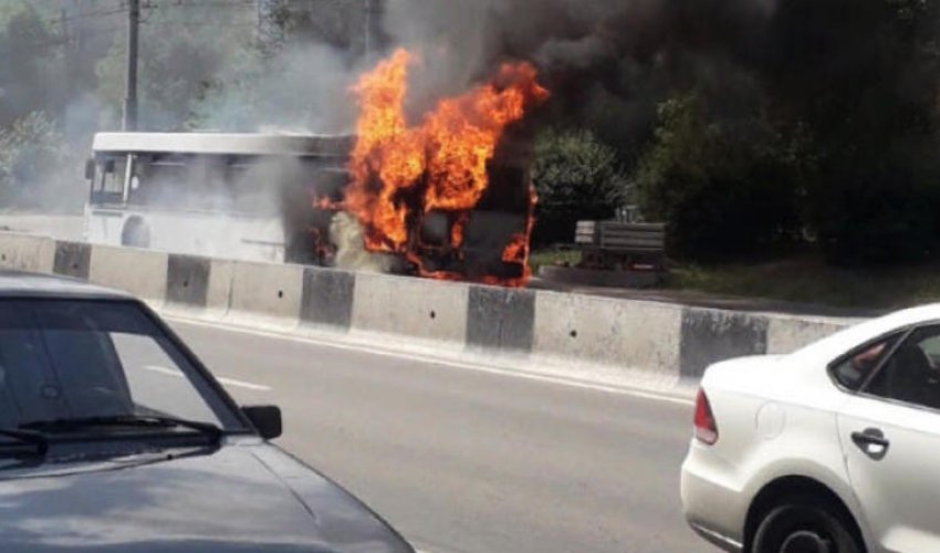 Azərbaycanlıları ziyarətə aparan avtobus yandı
