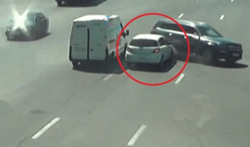 Bakıda qırmızı işıqda keçən “Mercedes GL” qəza törətdi – VİDEO Bakıda qırmızı işıqda keçən “Mercedes GL” qəza törətdi – VİDEO