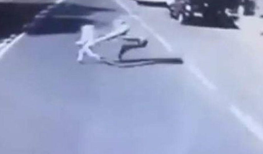 Ata övladını xilas etmək üçün özünü avtobusun altına atdı - VİDEO