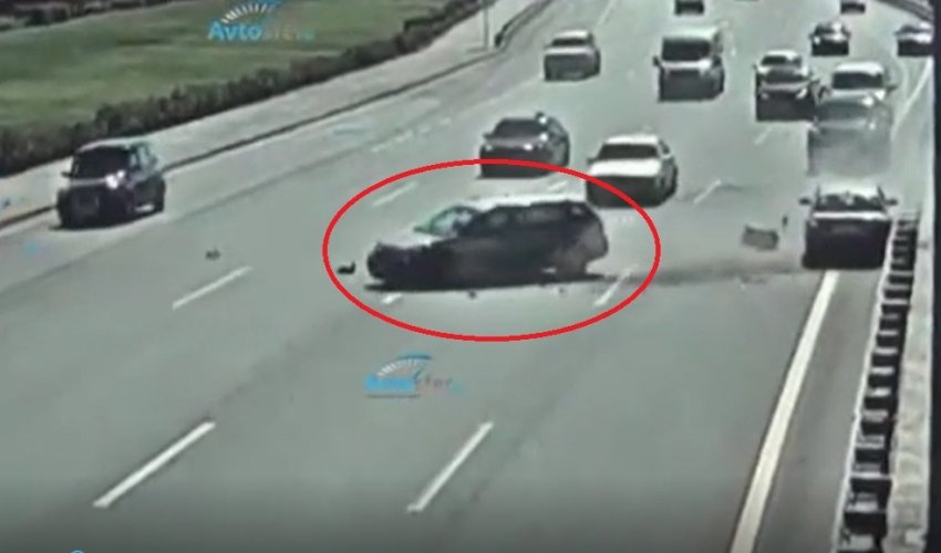 Telefonla oynayan sürücü ağır qəza törətdi - ANBAAN VİDEO Telefonla oynayan sürücü ağır qəza törətdi - ANBAAN VİDEO