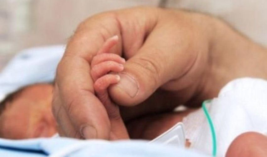 Bakıda 10 günlük körpə xəstəxanada öldü - Video Bakıda 10 günlük körpə xəstəxanada öldü - Video