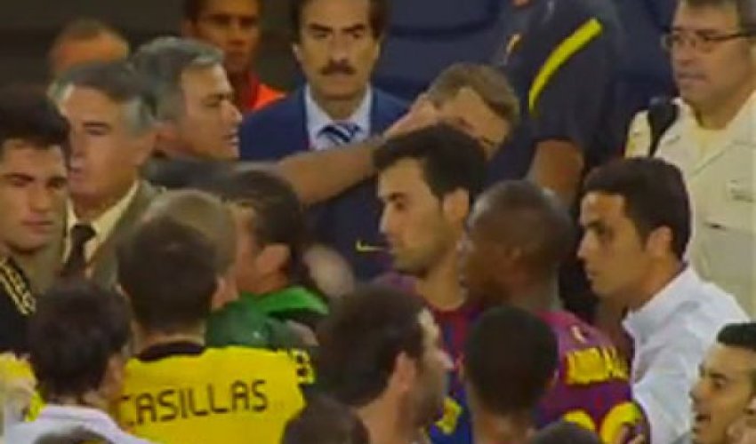 Azarkeşlər arasında dava düşdü, futbolçular meydandan qaçdı - VİDEO Azarkeşlər arasında dava düşdü, futbolçular meydandan qaçdı - VİDEO