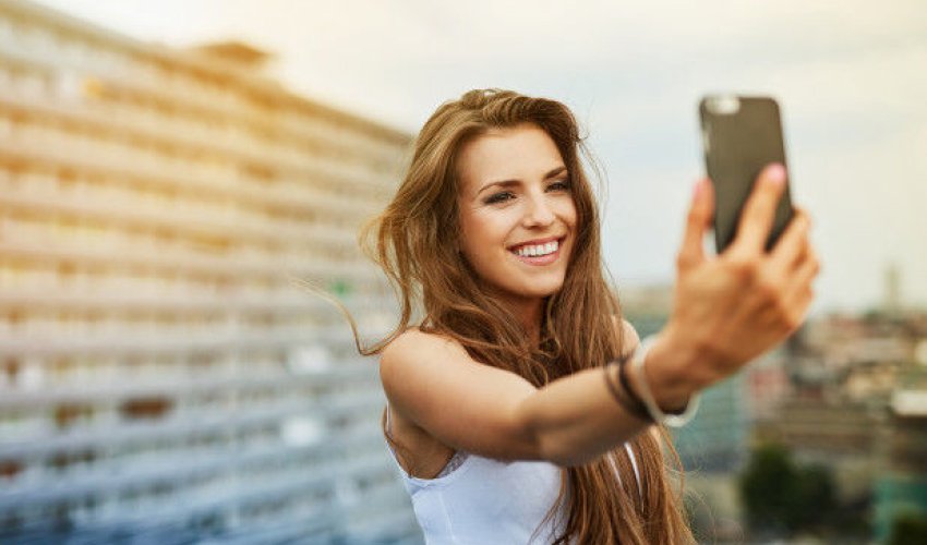 Selfi etmək istəyən qız liftin şaxtasına yıxıldı