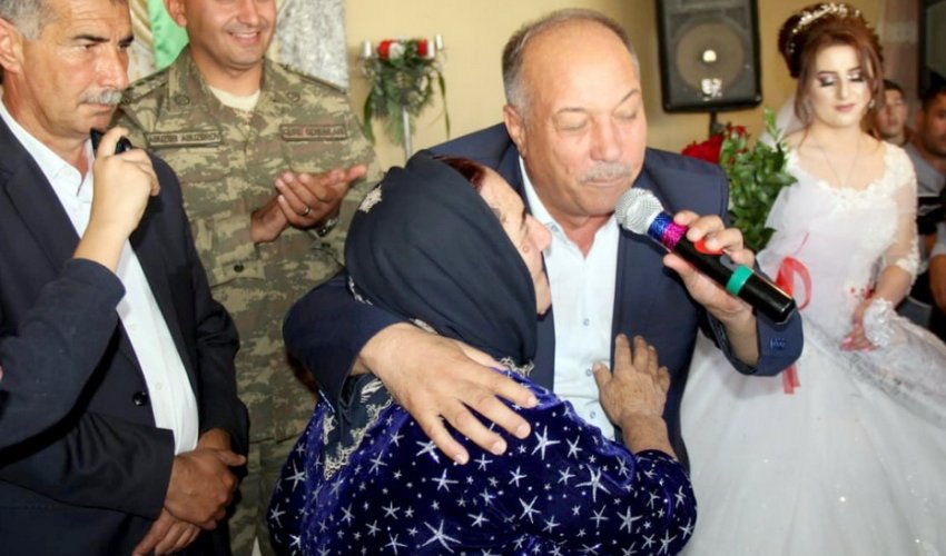 Bəyə toyunda medal təqdim edildi - FOTOLAR