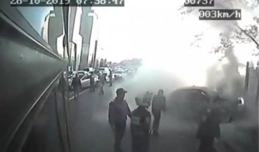 Bakıda qəzaya düşən maşın alışdı, polis avtobusun balonu ilə söndürdü - VİDEO Bakıda qəzaya düşən maşın alışdı, polis avtobusun balonu ilə söndürdü - VİDEO