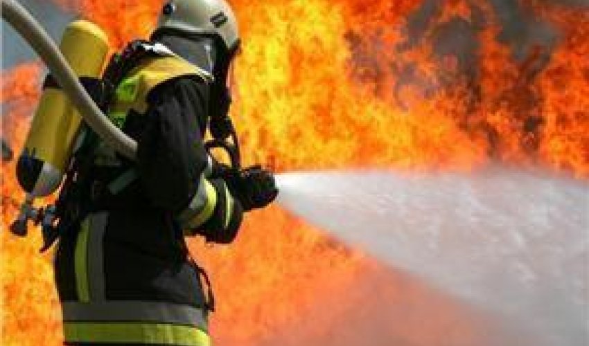 Yerevanda Rusiya aviabazasının anqarı yanır