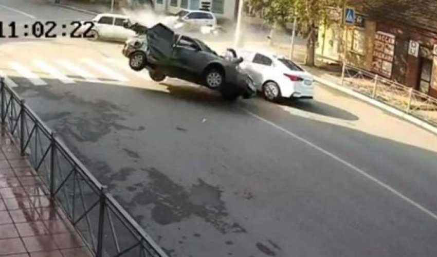 Sürücülər dəhşətli qəzada möcüzəvi şəkildə sağ qaldı - VİDEO