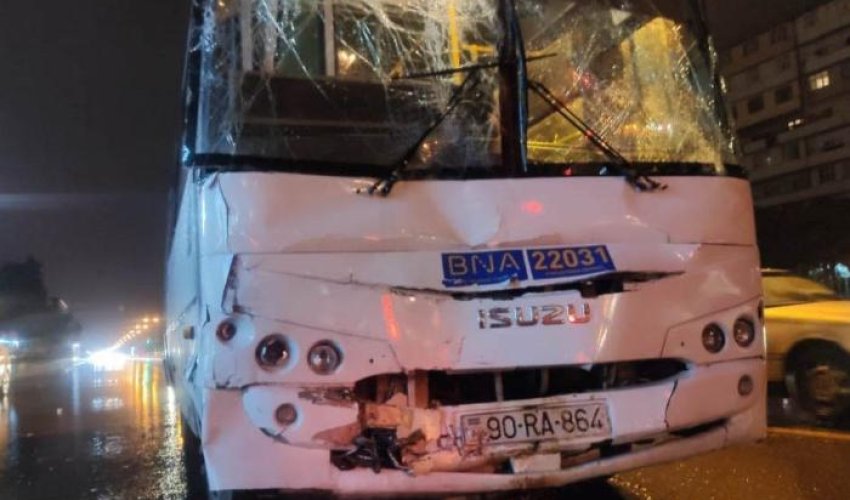 Bakıda iki avtobus toqquşub, yaralılar var - FOTO Bakıda iki avtobus toqquşub, yaralılar var - FOTO