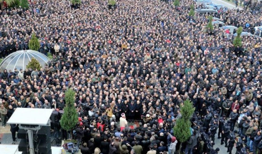 SON DƏQİQƏ: Məşhur gənc aktyor VƏFAT ETDİ: Evinin qarşısında izdihamdır - FOTO