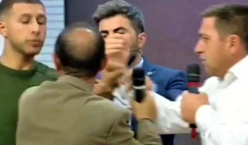 Canlı efirdə diz çökdürdüyü oğlanın atası ilə əlbəyaxa oldu - VİDEO
