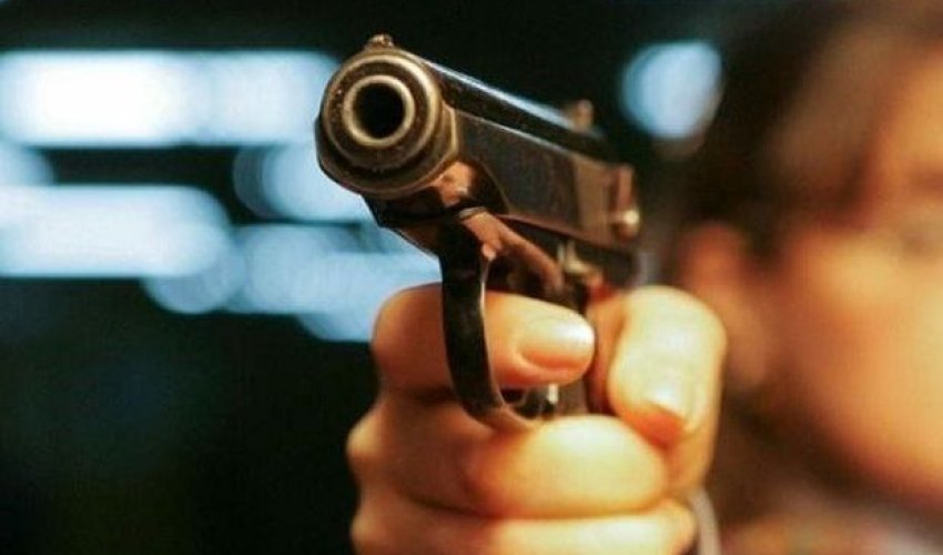 Azərbaycan vətəndaşı Rusiyada polisə silahlı hücum etdi Azərbaycan vətəndaşı Rusiyada polisə silahlı hücum etdi
