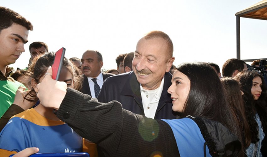 “Cənab prezident, şəkil bulanlıq düşüb, yenidən çəkdirə bilərik?” - VİDEO “Cənab prezident, şəkil bulanlıq düşüb, yenidən çəkdirə bilərik?” - VİDEO