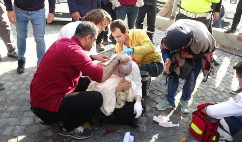 Pul vermək istəməyən turist qadın dəmirlə döyüldü - VİDEO Pul vermək istəməyən turist qadın dəmirlə döyüldü - VİDEO