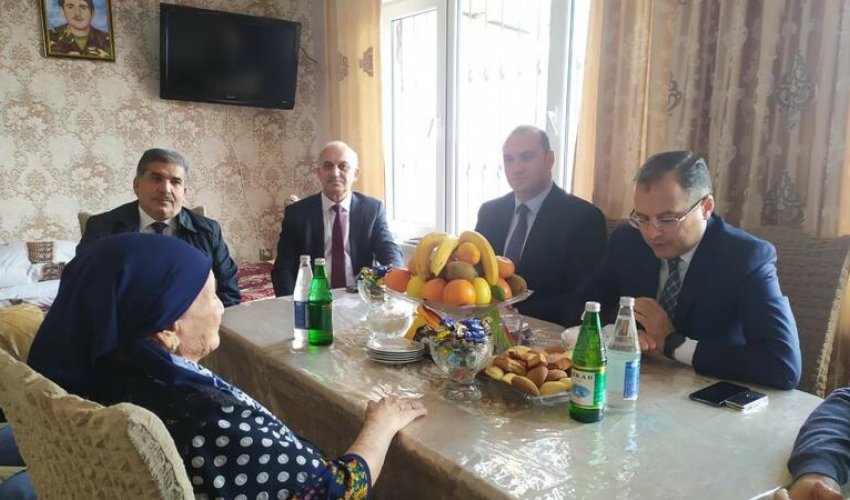 İcra başçısı şəhid ailəsinin evində oldu - FOTO İcra başçısı şəhid ailəsinin evində oldu - FOTO