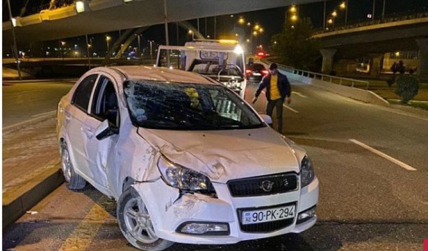 Bakıda avtomobil körpüdən aşıb - Sürücü tapılmır + FOTO Bakıda avtomobil körpüdən aşıb - Sürücü tapılmır + FOTO