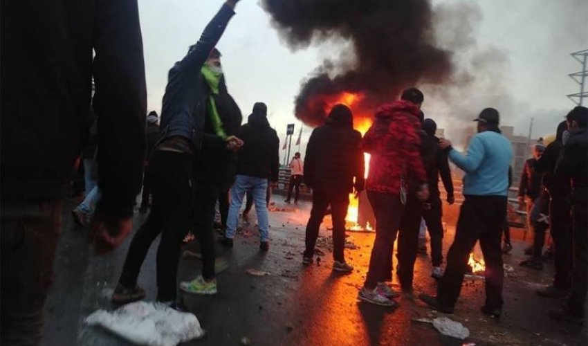 В Тегеране в ходе беспорядков погибли трое правоохранителей В Тегеране в ходе беспорядков погибли трое правоохранителей
