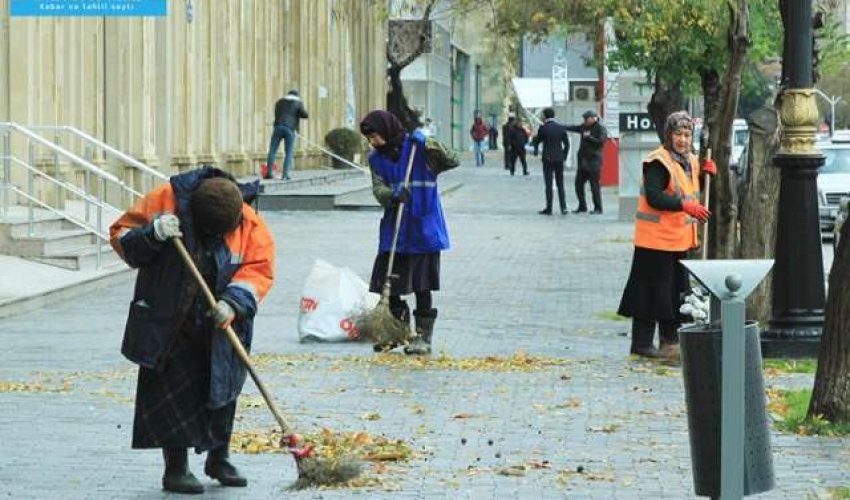 Deputat kürkünü geyinib küçəni süpürdü, tənqid edildi - FOTO Deputat kürkünü geyinib küçəni süpürdü, tənqid edildi - FOTO