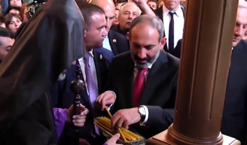 Azərbaycan bloqeri erməni kilsəsinə girdi, Paşinyan özünü itirdi - VİDEO Azərbaycan bloqeri erməni kilsəsinə girdi, Paşinyan özünü itirdi - VİDEO