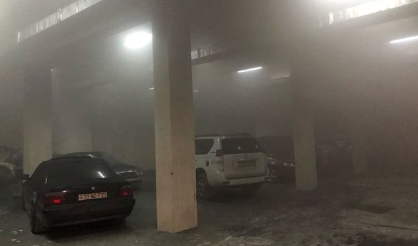 Bakıda avtosalon yandı - FOTO