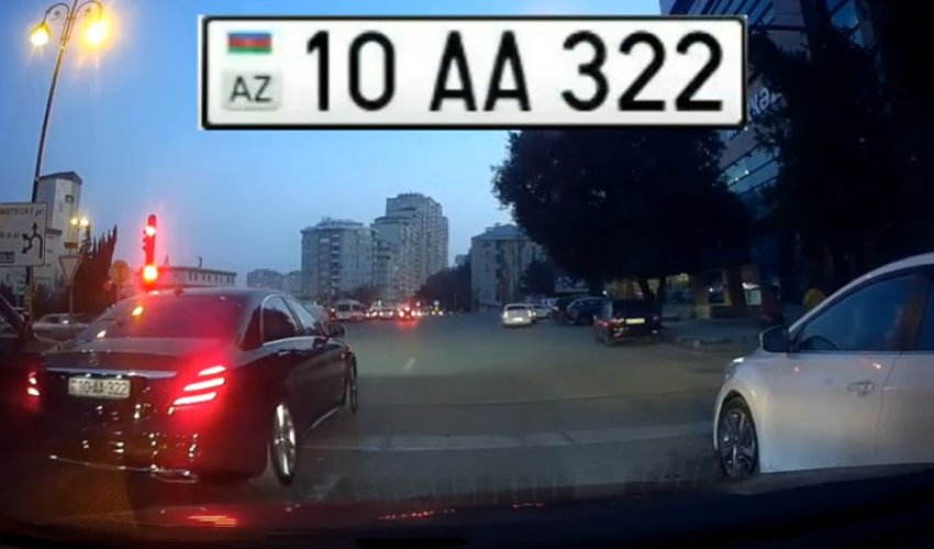 AA seriyalı avtomobil sürücüsü işıqforun qırmızı işığında keçdi - VİDEO