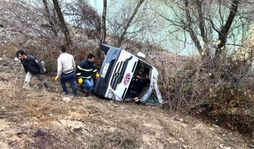 İdmançıları daşıyan komanda avtobusu dərəyə aşdı - 2 nəfər ölüb, 15 yaralı var - FOTO