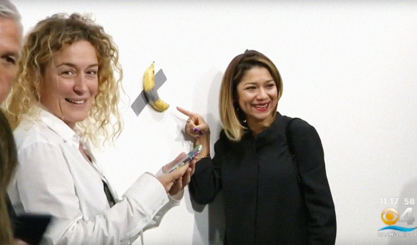 Приклеенный к стене банан продали за 120 тысяч долларов Приклеенный к стене банан продали за 120 тысяч долларов