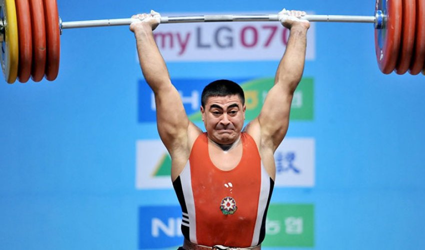 Nizami Paşayev 10 ildən sonra üçqat dünya çempionu adını qazandı