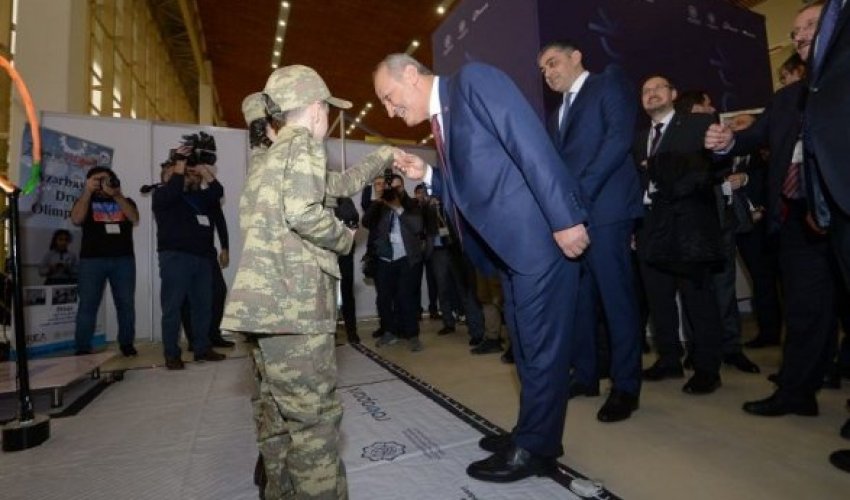 Турецкий министр поцеловал руку дочери азербайджанского шехида Турецкий министр поцеловал руку дочери азербайджанского шехида