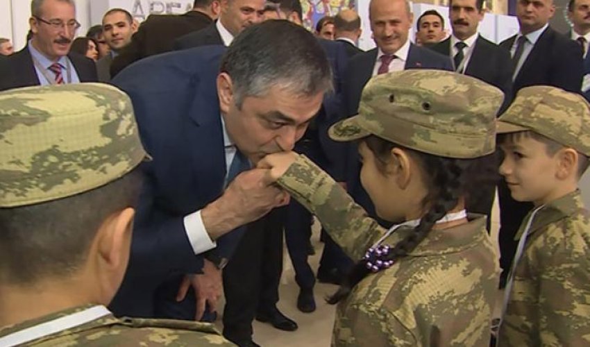 Nazir şəhid övladlarının əllərindən öpdü - VİDEO