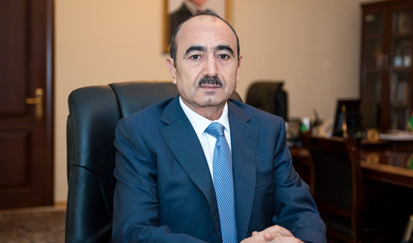 Əli Həsənovun qohumu olan baş redaktor Azərbaycan vətəndaşlığından imtina edir — FOTO